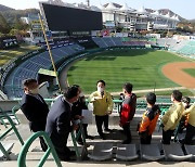 한국시리즈 응원 최소화… 시구·앰프·치어리더·축포 없다