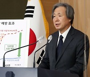 정기석 “완전히 새로운 변이 없다면 내년 봄 실내 마스크 벗을 수 있다”