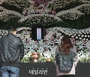 "내 일이 될 수도 있었다" "죽은 아이들, 내 손주 같아"…합동분향소 추모 물결