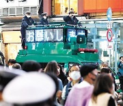 日 핼러윈, 경찰이 마이크 잡고 “질서 유지”… 민간 경비인력도 투입