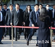 [포토]'이태원 참사' 서울 분향소 찾은  윤 대통령·김건희 여사