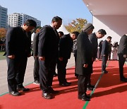 [포토]서울광장 합동분향소 조문하는 국민의힘