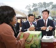 "호롱불켜던 마을에 혁명"...새마을운동 앞장 선 ‘산골 이장’ 아들의 발품행정