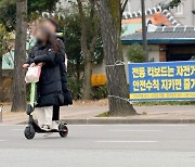 헬멧 더 안 쓴다, 한번에 2~3명 탑승도…킥보드 '안전 역주행'