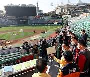 이태원 참사로 한국시리즈 1~4차전 시구 취소…응원단 활동 중단