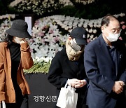 술병과 편지 그리고 국화꽃···피해자와 유족에 ‘위로와 공감’ 보낸 시민분향소[이태원 핼러윈 참사]