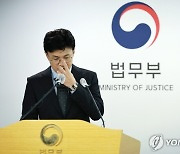 한동훈, 합동 분향소 조문... "세상이 무너지는 아픔 상상도 안 돼"