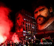 마라도나 생일 기념하는 나폴리 축구 팬들