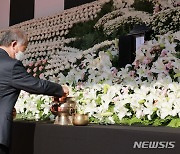 이태원 참사 희생자 조문하는 시민