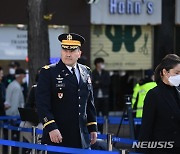 합동분향소 찾은 로이드 브라운 사령관