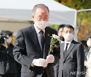 헌화하는 반기문 전 유엔사무총장