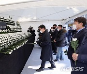 황교안, 이태원 합동 분향소 찾아 "정쟁으로 끌어서는 안돼"