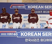 한국시리즈 미디어데이, 기념촬영하는 양팀