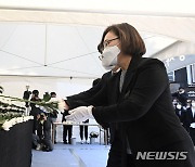 합동분향소 조문하는 박희영 용산구청장