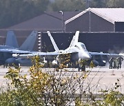 활주로 이동하는 전자전공격기 EA-18G 그라울러