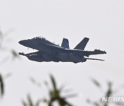 오산기지 이륙하는 전자전공격기 EA-18G 그라울러