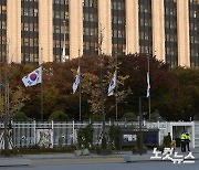 '이태원 참사'에 조기 게양된 정부서울청사