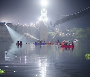 '힌두교 최대 축제' 인파에···인도서 다리 붕괴해 81명 숨져