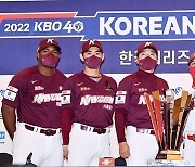 [ST포토] 한국시리즈에서 만난 키움과 SSG