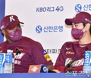 [ST포토] 이정후 발언에 버럭한 푸이그, '7차전이라니!'