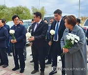 홍범도 장군 제79주기 추모식 헌화