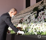 반기문 전 사무총장, '이태원 압사 참사' 정부합동분향소 조문