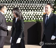 이태원 사고 합동분향소 찾은 윤석열 대통령 내외