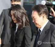 이태원 사고 합동분향소 찾은 윤석열 대통령 내외