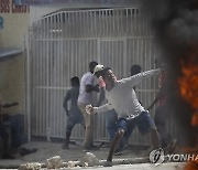 아이티서 동료 석방 요구 언론인 경찰 총격에 사망