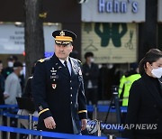 합동분향소 찾은 로이드 브라운 용산기지사령관