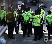 '수원 발발이' 거주지 주변 통제하는 경찰