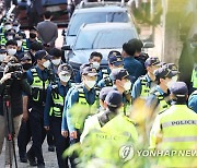 '수원 발발이' 거주지 주변 분주하게 움직이는 경찰