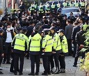 '수원 발발이' 거주지 주변 분주하게 움직이는 경찰