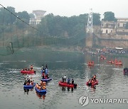 인도 현수교 붕괴현장서 작업하는 국가재난대응군