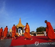 캄보디아 전 국왕 100주년 생일행사 참가하는 수도승들