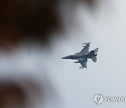 이륙하는 F-16