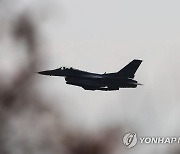 이륙하는 F-16