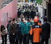 이태원 압사 사고 현장 둘러보는 한덕수 총리