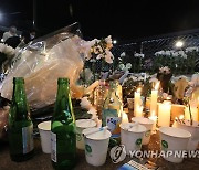 이태원 사고 추모 공간에 놓인 술과 꽃다발