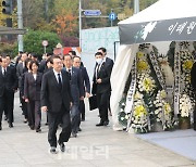 [포토]녹사평역에 마련된 이태원 사고 합동 분향소 찾은 윤석열 대통령과 국무위원들