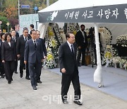 [포토]윤석열 대통령, 이태원 분향소 조문..."다시 이런 비극 겪지 않게"