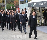 [포토]윤석열 대통령, 이태원 합동분향소 조문…"슬픔·비통함 가눌 길 없어"