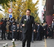 [포토]'이태원 압사 사고' 추모공간에 헌화하는 윤석열 대통령