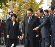 [포토]이야기 나누는 윤석열 대통령-한덕수 국무총리