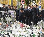 [포토]이태원역 추모공간에 시민들이 남긴 메시지 살펴보는 윤석열 대통령