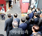 [포토]이태원 사고 현장 살펴보는 윤석열 대통령과 국무위원들