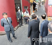 [포토]이태원 참사 현장 살펴보는 윤석열 대통령과 국무위원들