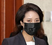 [포토]비상경제 장관회의 참석하는 이영 중소벤처기업부 장관