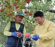 [포토]농민들과 수확의 기쁨 나누는 서태원 가평군수