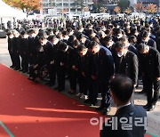 [포토]더불어민주당, 이태원 사고 사망자 합동분향소 조문